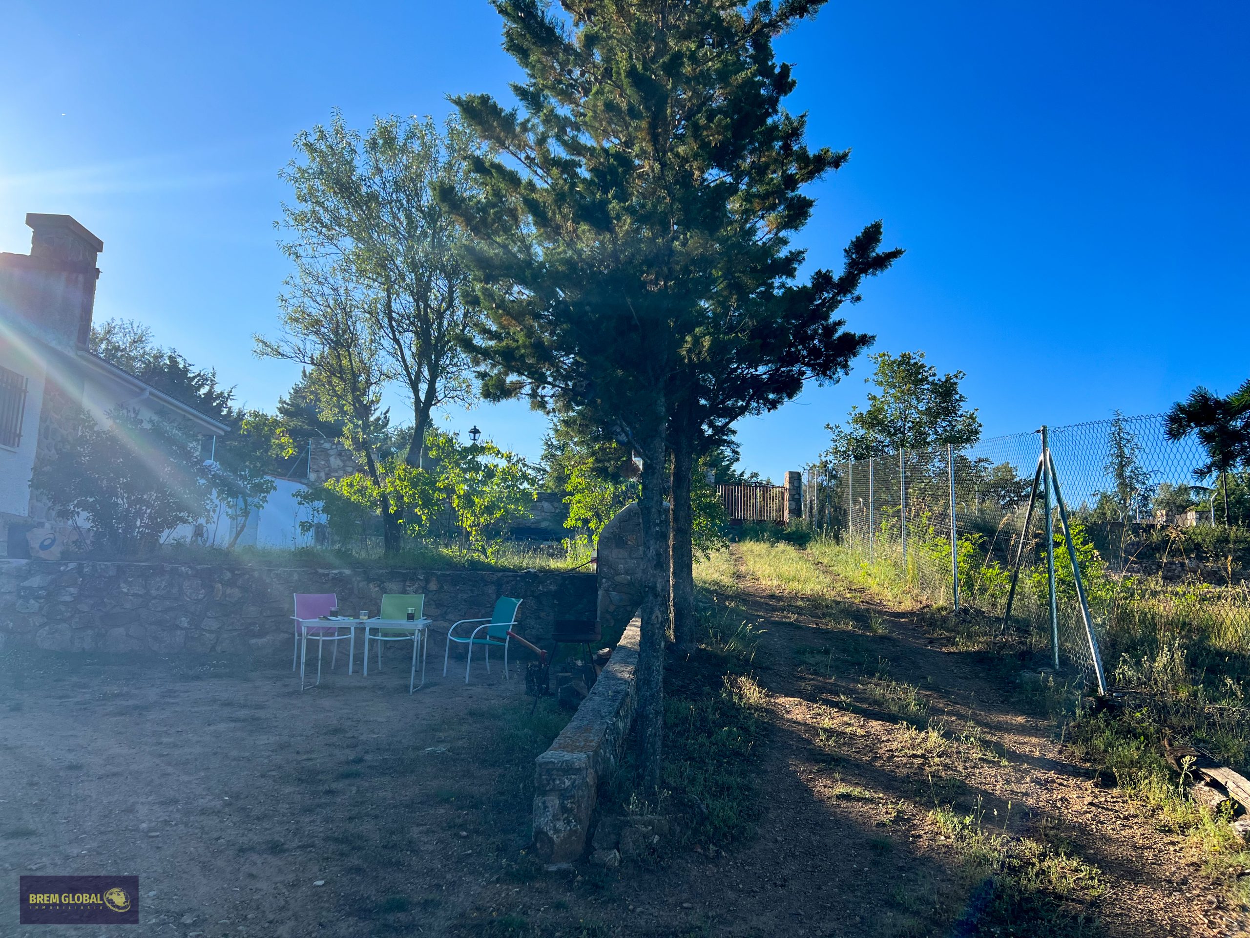 BREM GLOBAL INMOBILIARIA presenta chalet independiente CONSTRUIDO EN PIEDRA en Villavieja de Lozoya, pueblo situado a 82 Km de Madrid y a tres de Buitrago del Lozoya. En la falda de la Sierra de Guadarrama.