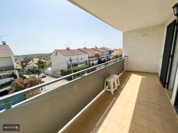 BREM GLOBAL Inmobiliaria presenta LUMINOSO Y SINGULAR CHALET ADOSADO en Cabanillas de la Sierra.