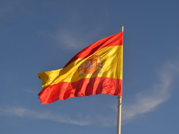 ¿Cómo afectan los cambios en el gobierno en España al sector inmobiliario? Introducción El gobierno de un país juega un papel crucial en la formación de su economía, y esto es especialmente cierto para el sector inmobiliario. En España, los cambios en el gobierno pueden tener un impacto significativo en el mercado inmobiliario, influyendo en factores como las regulaciones, políticas e inversiones. Este artículo tiene como objetivo explorar cómo los cambios en el gobierno en España afectan al sector inmobiliario del país. Estabilidad política y confianza inversora La estabilidad política es un factor clave que influye en la confianza de los inversores en cualquier sector, incluido el inmobiliario. Los cambios en el gobierno pueden crear incertidumbre y volatilidad, lo que puede llevar a una disminución en la confianza de los inversores. Cuando un nuevo gobierno asume el cargo, a menudo trae nuevas políticas y regulaciones que pueden afectar las inversiones inmobiliarias. Los inversores pueden ser cautelosos ante lo desconocido y mostrar renuencia a realizar compromisos a largo plazo hasta que comprendan la postura del nuevo gobierno con respecto al sector inmobiliario. Sin embargo, una vez que el nuevo gobierno establece su dirección y vuelve la estabilidad, la confianza de los inversores puede recuperarse rápidamente. Los entornos políticos estables estimulan el crecimiento económico y atraen a inversores nacionales e internacionales, lo que impacta positivamente en el sector inmobiliario. Regulaciones y políticas Un cambio en el gobierno puede llevar a la implementación de nuevas regulaciones y políticas en el sector inmobiliario. Estos cambios pueden afectar varios aspectos de la industria, como los impuestos a la propiedad, las leyes de zonificación, las regulaciones de alquiler y los permisos de construcción. Por ejemplo, un nuevo gobierno puede introducir incentivos fiscales para fomentar la inversión inmobiliaria o imponer regulaciones más estrictas a las propiedades de alquiler para proteger a los inquilinos. Estos cambios de políticas pueden tener impactos tanto positivos como negativos en el sector. Los inversores y profesionales de la industria deben monitorear de cerca cualquier nueva regulación para evaluar sus implicaciones en sus actividades inmobiliarias. Inversión en infraestructura Los cambios en el gobierno a menudo implican cambios en las prioridades, incluyendo aquellas relacionadas con el desarrollo de infraestructuras. Los gobiernos pueden asignar más recursos a proyectos de infraestructura, como redes de transporte, autopistas e instalaciones públicas. Estas inversiones pueden tener un impacto directo en el sector inmobiliario, impulsando la demanda y los precios de las propiedades en las áreas afectadas por la nueva infraestructura. Una mayor conectividad y accesibilidad pueden hacer que ciertas ubicaciones sean más atractivas para la inversión, lo que lleva a un aumento en los valores de las propiedades. Por el contrario, si un cambio en el gobierno resulta en una reducción en las inversiones en infraestructura, podría tener un impacto negativo en el sector inmobiliario en ciertas regiones. Inversión extranjera y políticas económicas La inversión extranjera juega un papel importante en el mercado inmobiliario español. Los cambios en el gobierno pueden influir en las decisiones de los inversores extranjeros al alterar las políticas económicas, los acuerdos comerciales o las regulaciones fiscales. Un gobierno que favorece los negocios y crea un entorno económico favorable a menudo atrae más capital extranjero. Por ejemplo, un nuevo gobierno puede introducir medidas para agilizar los procesos burocráticos, facilitando la compra de propiedades en España para los inversores extranjeros. Además, los cambios en las relaciones internacionales, como los acuerdos comerciales, pueden abrir nuevas oportunidades para los inversores extranjeros e impactar en la dinámica del mercado. El impacto de la estabilidad económica En última instancia, la estabilidad de la economía española bajo un nuevo gobierno influye enormemente en el sector inmobiliario. Las políticas económicas de un gobierno, la disciplina fiscal y su capacidad para atraer inversiones y generar empleo tienen un impacto directo en el poder adquisitivo y la demanda de propiedades. Un gobierno económicamente estable inspira confianza entre los inversores y puede impulsar el crecimiento del mercado inmobiliario. Fomenta un entorno donde las empresas prosperan, las tasas de empleo aumentan y la población puede permitirse comprar o alquilar propiedades. Conclusión Los efectos de los cambios en el gobierno en el sector inmobiliario español son significativos. La estabilidad política, las regulaciones, las inversiones en infraestructura, la inversión extranjera y las políticas económicas juegan un papel en la formación del mercado. Si bien la incertidumbre inicial puede afectar la confianza de los inversores, los gobiernos estables que priorizan el crecimiento económico y crean un entorno favorable tienden a fomentar un sector inmobiliario sólido. Al monitorear de cerca las políticas gubernamentales y adaptarse a las nuevas regulaciones, los inversores y profesionales de la industria pueden navegar por el siempre cambiante panorama del mercado inmobiliario español.