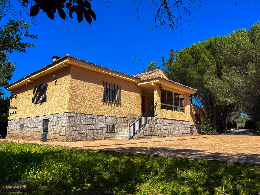 BREM GLOBAL INMOBILIARIA presenta CHALET INDEPENDIENTE en Sieteiglesias, pedanía de Lozoyuela. Comprar Chalet en Sieteiglesisas