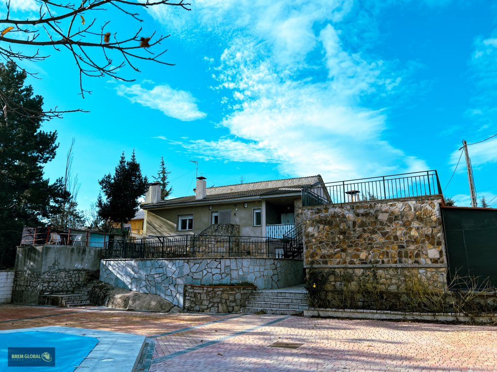 Desde Brem Global Inmobiliaria presentamos amplio chalet independiente reformado en el año 2004, con las mejores calidad y a escalos 40 minutos de Madrid. Comprar casa en la sierra de Madrid: Consejos y opciones a tener en cuenta, valoración de inmuebles en Madrid