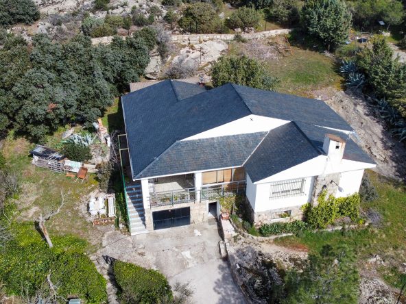 Amplio y singular chalet a los pies de la ladera de la montaña en La Cabrera