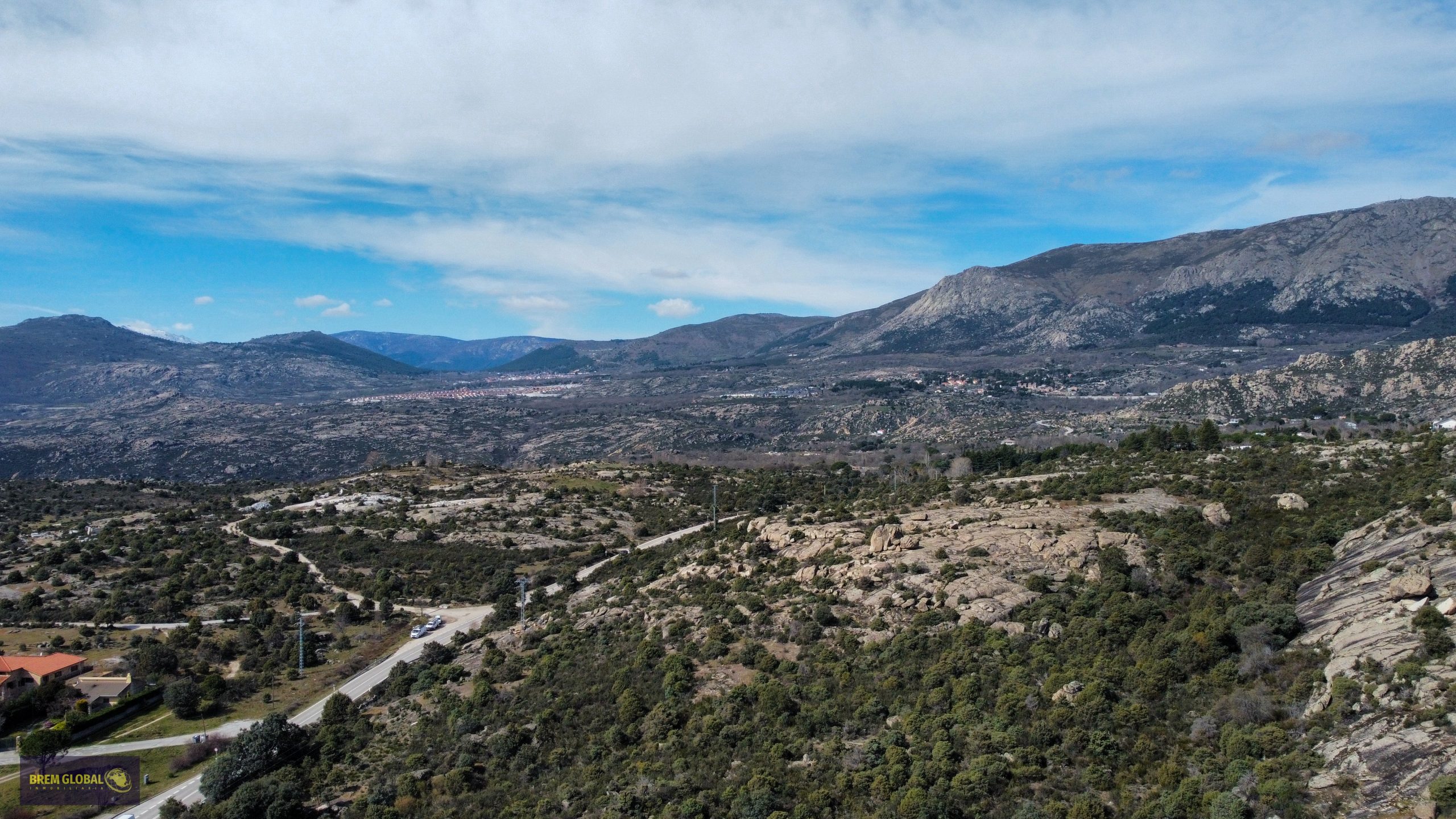 Amplio y singular chalet a los pies de la ladera de la montaña en La Cabrera