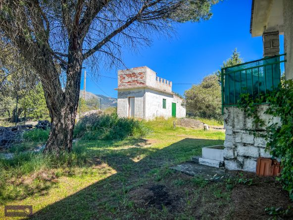 BREM GLOBAL INMOBILIARIA presenta D.S. iniciales de urbano diseminado construido sobre una parcela rústica agraria de regadío con 2.200 m² en el sitio de Los Lagunazos del año 1978 urbanización perteneciente al municipio de Cabanillas de la Sierra a 52 km de Madrid y con acceso directo a la carretera.