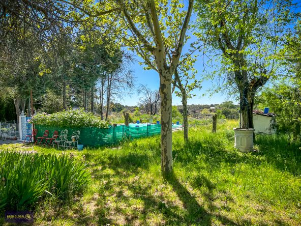 BREM GLOBAL INMOBILIARIA presenta D.S. iniciales de urbano diseminado construido sobre una parcela rústica agraria de regadío con 2.200 m² en el sitio de Los Lagunazos del año 1978 urbanización perteneciente al municipio de Cabanillas de la Sierra a 52 km de Madrid y con acceso directo a la carretera.