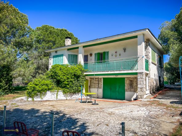 BREM GLOBAL INMOBILIARIA presenta D.S. iniciales de urbano diseminado construido sobre una parcela rústica agraria de regadío con 2.200 m² en el sitio de Los Lagunazos del año 1978 urbanización perteneciente al municipio de Cabanillas de la Sierra a 52 km de Madrid y con acceso directo a la carretera.