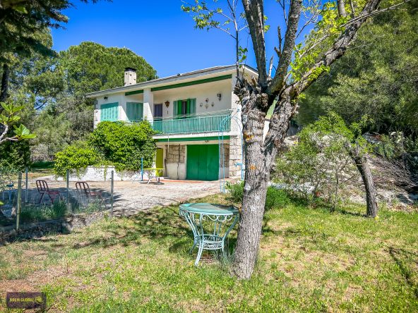 BREM GLOBAL INMOBILIARIA presenta D.S. iniciales de urbano diseminado construido sobre una parcela rústica agraria de regadío con 2.200 m² en el sitio de Los Lagunazos del año 1978 urbanización perteneciente al municipio de Cabanillas de la Sierra a 52 km de Madrid y con acceso directo a la carretera.