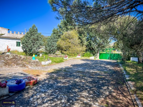 BREM GLOBAL INMOBILIARIA presenta D.S. iniciales de urbano diseminado construido sobre una parcela rústica agraria de regadío con 2.200 m² en el sitio de Los Lagunazos del año 1978 urbanización perteneciente al municipio de Cabanillas de la Sierra a 52 km de Madrid y con acceso directo a la carretera.