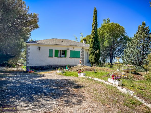 BREM GLOBAL INMOBILIARIA presenta D.S. iniciales de urbano diseminado construido sobre una parcela rústica agraria de regadío con 2.200 m² en el sitio de Los Lagunazos del año 1978 urbanización perteneciente al municipio de Cabanillas de la Sierra a 52 km de Madrid y con acceso directo a la carretera.