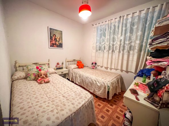 BREM GLOBAL INMOBILIARIA presenta D.S. iniciales de urbano diseminado construido sobre una parcela rústica agraria de regadío con 2.200 m² en el sitio de Los Lagunazos del año 1978 urbanización perteneciente al municipio de Cabanillas de la Sierra a 52 km de Madrid y con acceso directo a la carretera.