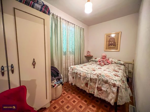 BREM GLOBAL INMOBILIARIA presenta D.S. iniciales de urbano diseminado construido sobre una parcela rústica agraria de regadío con 2.200 m² en el sitio de Los Lagunazos del año 1978 urbanización perteneciente al municipio de Cabanillas de la Sierra a 52 km de Madrid y con acceso directo a la carretera.