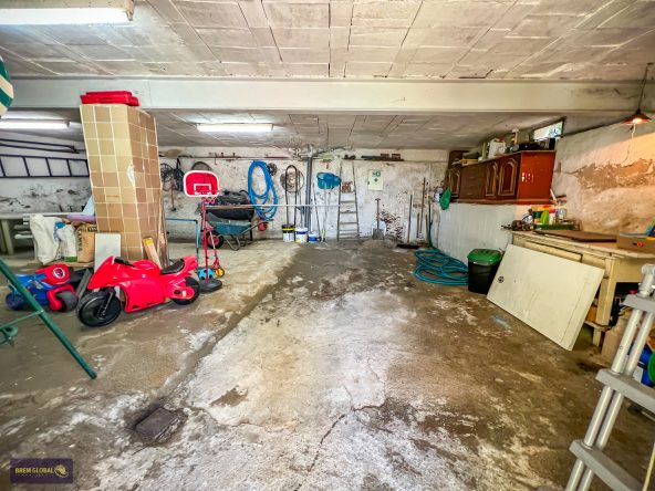 BREM GLOBAL INMOBILIARIA presenta D.S. iniciales de urbano diseminado construido sobre una parcela rústica agraria de regadío con 2.200 m² en el sitio de Los Lagunazos del año 1978 urbanización perteneciente al municipio de Cabanillas de la Sierra a 52 km de Madrid y con acceso directo a la carretera.