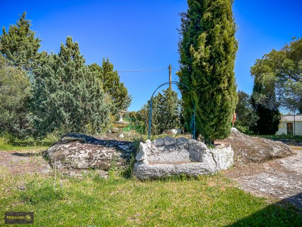 BREM GLOBAL INMOBILIARIA presenta D.S. iniciales de urbano diseminado construido sobre una parcela rústica agraria de regadío con 2.200 m² en el sitio de Los Lagunazos del año 1978 urbanización perteneciente al municipio de Cabanillas de la Sierra a 52 km de Madrid y con acceso directo a la carretera.