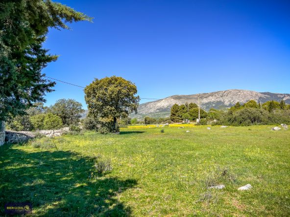 BREM GLOBAL INMOBILIARIA presenta D.S. iniciales de urbano diseminado construido sobre una parcela rústica agraria de regadío con 2.200 m² en el sitio de Los Lagunazos del año 1978 urbanización perteneciente al municipio de Cabanillas de la Sierra a 52 km de Madrid y con acceso directo a la carretera.