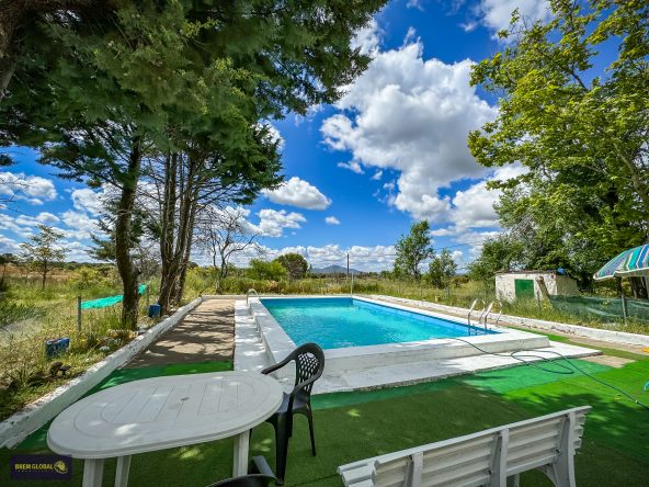 BREM GLOBAL INMOBILIARIA presenta D.S. iniciales de urbano diseminado construido sobre una parcela rústica agraria de regadío con 2.200 m² en el sitio de Los Lagunazos del año 1978 urbanización perteneciente al municipio de Cabanillas de la Sierra a 52 km de Madrid y con acceso directo a la carretera.