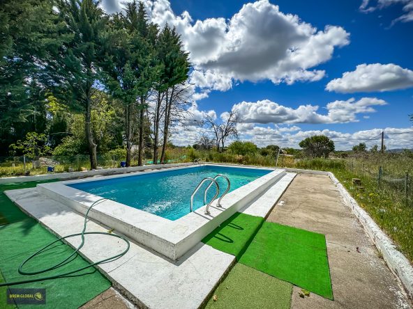 BREM GLOBAL INMOBILIARIA presenta D.S. iniciales de urbano diseminado construido sobre una parcela rústica agraria de regadío con 2.200 m² en el sitio de Los Lagunazos del año 1978 urbanización perteneciente al municipio de Cabanillas de la Sierra a 52 km de Madrid y con acceso directo a la carretera.