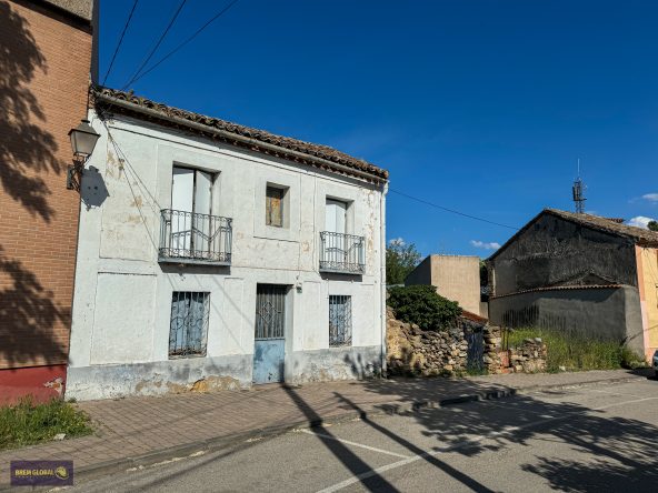 BREM GLOBAL INMOBILIARIA Presenta: Casa de pueblo en Buitrago del Lozoya pueblo situado a 75 km de Madrid en la Sierra Norte, muy cerca de las estribaciones de Somosierra y a los pies de la Sierra de Guadarrama.  