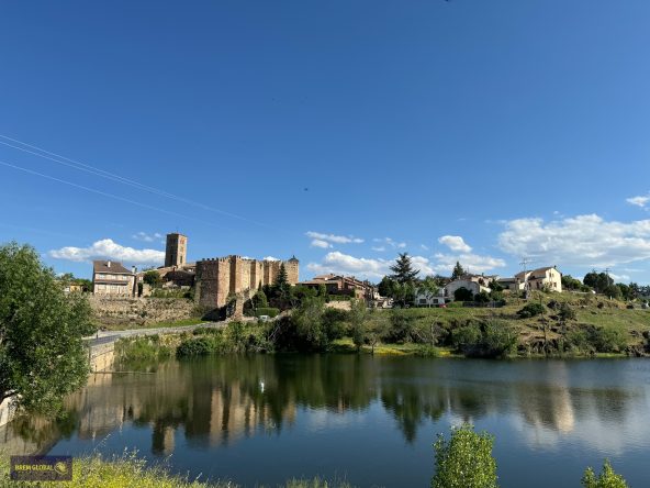 BREM GLOBAL INMOBILIARIA Presenta: Casa de pueblo en Buitrago del Lozoya pueblo situado a 75 km de Madrid en la Sierra Norte, muy cerca de las estribaciones de Somosierra y a los pies de la Sierra de Guadarrama.  