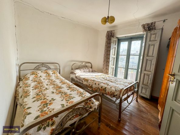 BREM GLOBAL INMOBILIARIA Presenta: Casa de pueblo en Buitrago del Lozoya pueblo situado a 75 km de Madrid en la Sierra Norte, muy cerca de las estribaciones de Somosierra y a los pies de la Sierra de Guadarrama.  