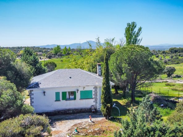 BREM GLOBAL INMOBILIARIA presenta D.S. iniciales de urbano diseminado construido sobre una parcela rústica agraria de regadío con 2.200 m² en el sitio de Los Lagunazos del año 1978 urbanización perteneciente al municipio de Cabanillas de la Sierra a 52 km de Madrid y con acceso directo a la carretera.