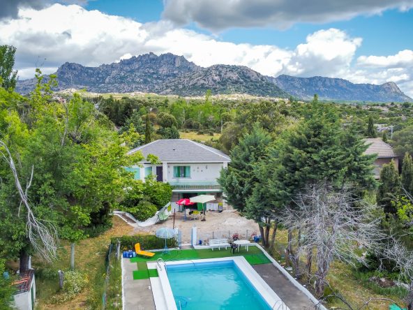 BREM GLOBAL INMOBILIARIA presenta D.S. iniciales de urbano diseminado construido sobre una parcela rústica agraria de regadío con 2.200 m² en el sitio de Los Lagunazos del año 1978 urbanización perteneciente al municipio de Cabanillas de la Sierra a 52 km de Madrid y con acceso directo a la carretera.