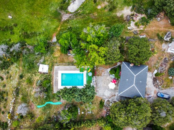 BREM GLOBAL INMOBILIARIA presenta D.S. iniciales de urbano diseminado construido sobre una parcela rústica agraria de regadío con 2.200 m² en el sitio de Los Lagunazos del año 1978 urbanización perteneciente al municipio de Cabanillas de la Sierra a 52 km de Madrid y con acceso directo a la carretera.