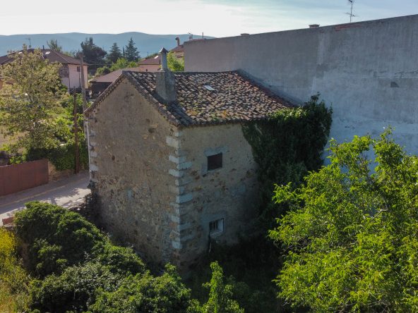 BREM GLOBAL INMOBILIARIA Presenta: Casa de pueblo en Buitrago del Lozoya pueblo situado a 75 km de Madrid en la Sierra Norte, muy cerca de las estribaciones de Somosierra y a los pies de la Sierra de Guadarrama.  