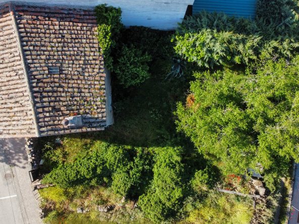 BREM GLOBAL INMOBILIARIA Presenta: Casa de pueblo en Buitrago del Lozoya pueblo situado a 75 km de Madrid en la Sierra Norte, muy cerca de las estribaciones de Somosierra y a los pies de la Sierra de Guadarrama.  