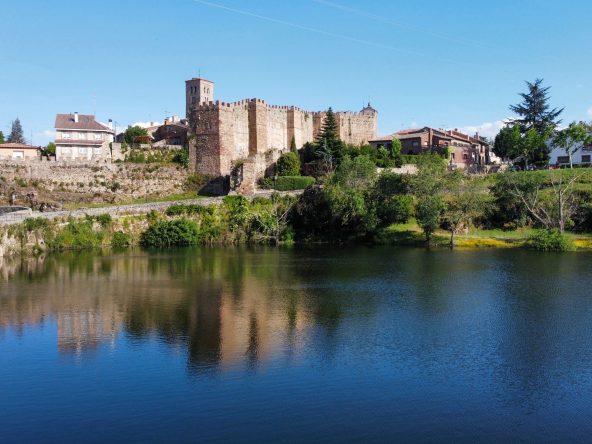 BREM GLOBAL INMOBILIARIA Presenta: Casa de pueblo en Buitrago del Lozoya pueblo situado a 75 km de Madrid en la Sierra Norte, muy cerca de las estribaciones de Somosierra y a los pies de la Sierra de Guadarrama.  