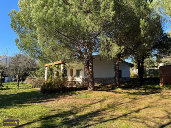 BREM GLOBAL INMOBILIARIA PRESENTA SINGULAR CHALET INDEPENDIENTE EN UNA SOLA PLANTA en Lozoyuela, se trata de una urbanización perteneciente a este municipio, que cuenta con todos los suministros, agua del Canal y saneamiento con 77m2 construidos sobre una parcela de 1876 m² en 1988.