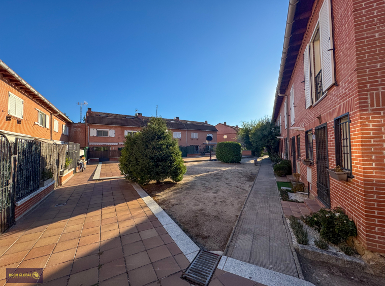 Chalet adosado en venta en Avenida de la Cabrera