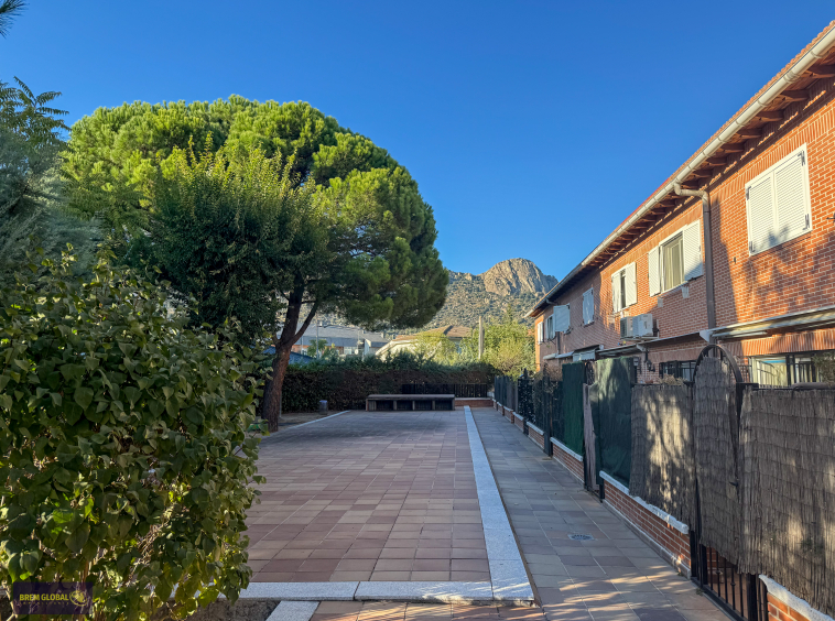 Chalet adosado en venta en Avenida de la Cabrera