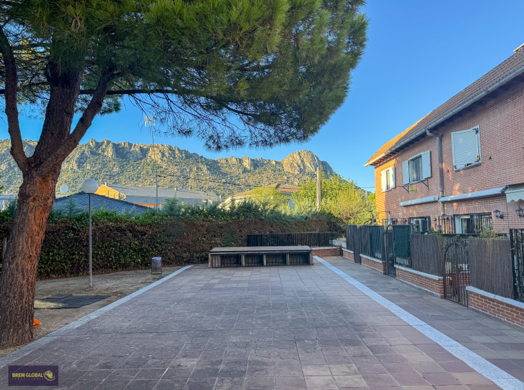 Chalet adosado en venta en Avenida de la Cabrera