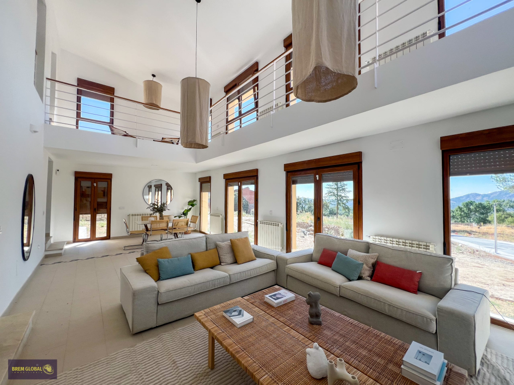 Salón-comedor a doble altura en la vivienda piloto de Lozoyuela
